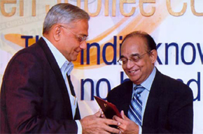 N Sankar, Chairman, The Sanmar Group, receiving a memento from M S Kumar, Past President, MMA & CEO, Precimax Tech.
