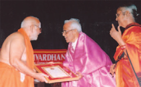 Air Vice Marshal and Jaya Krishnaswamy receiving the citation from Swami Nityanandagiri