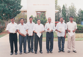 Exceptional performers of 2002-03, Berigai.
From L to R: G Rengarasu, P Balaji, M Balamurugan,
Dr T Devanathan, S Murugan, R Jaishankar and
E P Sivakumar.
