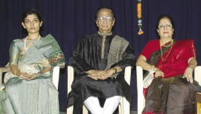 Sukanya Sankar with C V Chandrasekhar (who felicitated Mrinalini) and Minal Daftary (who received the award on Mrinalini’s behalf)