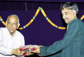 R Sekhar receiving the M Venkatakrishnan Memorial Award on behalf of his father Kartik R Rajagopal from K V Ramanathan