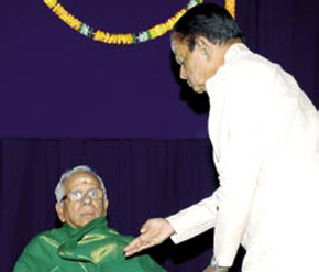 Vellore Ramabhadran honouring Bombay Ramachandran