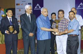N Sankar presenting the trophy to the national champions. Seen next to him is S K Swamy