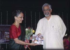 V Ramnarayan presenting Silver Jubilee issue to Leela Samson
