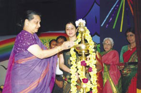 Chandra Sankar lighting the kuthuvilakku