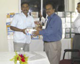 V Ramesh receiving the prize for shuttle cock