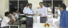 G Saravanan receiving the long service award