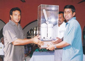 Robin Singh presenting the trophy to J Harish, captain of the winning team. 