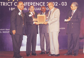 N Sankar receiving the award from Rotary District Governor M Balaji (second from left), with Ranjit K Bhatia, Benjamin Cherian and
K K Raman looking on.