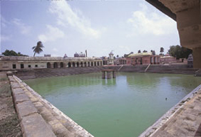 The temple tank (Manikarna tirtham) at the Vedaranyeswarar temple
