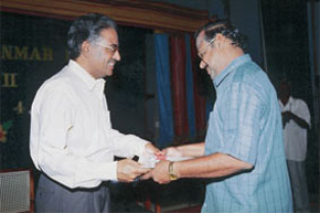 S Jayaraman presenting the (30 years) long service award to N Rangasamy, Senior Foreman