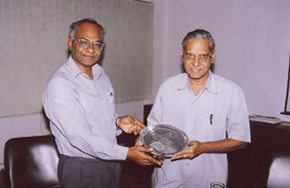 T AN Thenappan, Vice President, presenting a plaque to S Ramasubramanian