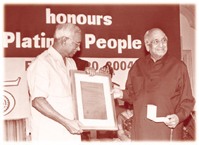 KSN receiving the award from Tamil Nadu Governor P S Ramamohan Rao 