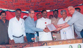 The distinguished alumnus of the school
being felicitated by senior officials of
Chemplast Sanmar.