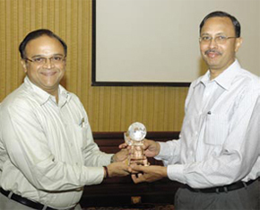 P Natarajan receiving the ‘Laras Client of the Year’ award
