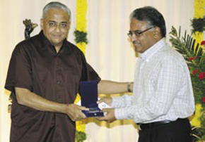 N Sankar presents the award to P S Jayaraman