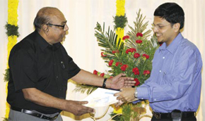 V Narayanan, Director, The Sanmar Group, presents the award to Vijay Sankar