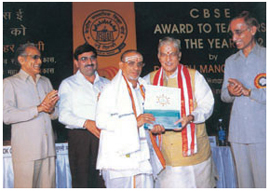 N Panchapakesan receiving his award from Union Human Resources Minister Murli Manohar Joshi. 